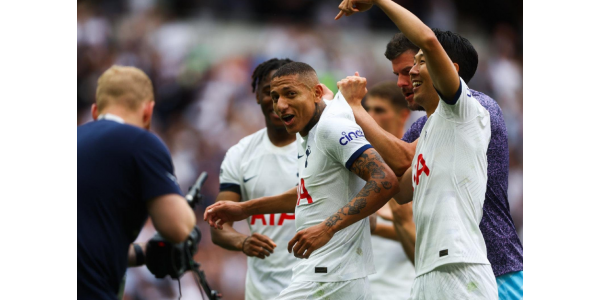 Tottenham on voittamaton viidessä ensimmäisessä pelissä ja jahtaa tiukasti Manchester Cityä sarjataulukossa. Tottenham on voittamaton viidessä ensimmäisessä pelissä ja jahtaa tiukasti Manchester Cityä sarjataulukossa.